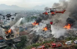 Mitigasi kebakaran hebat di kota Bandung dengan teknologi drone dan bambi bucket (Sumber: digambar dengan bantuan AI | Foto: Totok Siswantara)