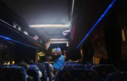 Setiap orang yang kita temui pasti memiliki cerita dan tantangan hidupnya sendiri. Begitu juga dengan mereka yang berjuang menawarkan dagangannya di dalam bus (Sumber: Dokumentasi Penulis | Foto: Dias Ashari)
