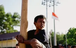 Panjat pinang, salah satu lomba yang sering digelar saat Hari Kemerdekaan Indonesia setiap 17 Agustus. (Sumber: Pexels | Foto: a Ayyeee Ayyeee)