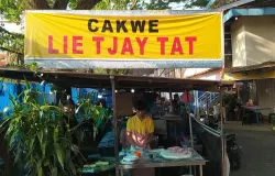 Cakwe Lie Tjay Tat di Gor Pajajaran, Jl. Pajajaran No.37, Pasir Kaliki, Kec. Cicendo, Kota Bandung. (Sumber: Google Review | Foto: Buyung)