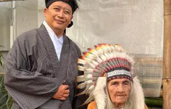 Nenek Bule, Adellina Ganda Prawira, bersama cucu tercinta, Kang Iyan. (Sumber: Kang Iyan)