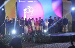 Para penerima Penghargaan Terpuji Festival Film Bandung (FFB) 2026 berfoto bersama usai acara penganugerahan. (Foto: Agus Wahyudi)