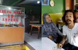 Warung nasi Bi Yayah. Ya, yang kedua, warung nasi milik Yuli Yumiati atau yang memerankan tokoh Bi Yayah di sinetron “Preman Pensiun” ikut terkenal seiring popularitas sinetron ini. (Sumber: Facebook)