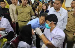 Pelaksanaan program cek kesehatan gratis (CKG) untuk anak sekolah di SMPN 5 Bandung, Jalan Jawa, Kota Bandung, Senin 4 Agustus 2025. (Sumber: Ayobandung | Foto: Irfan Al-Faritsi)