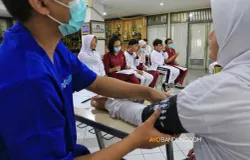 Program cek kesehatan gratis (CKG) untuk anak sekolah di SMPN 5 Bandung, Jalan Jawa, Kota Bandung, Senin 4 Agustus 2025. (Sumber: Ayobandung | Foto: Irfan Al-Faritsi)
