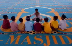 Anak-anak tengah asyik diskusi sebelum belajar ngaji bersama. (Sumber: instagram @jaro_numoto)