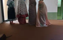 Mengaji di kalangan anak-anak menjadi memori yang begitu melekat. Melihat aktivitas tersebut masih berjalan di area perkotaan menjadi fenomena yang menarik untuk dibahas. (Sumber: Dokumentasi Penulis | Foto: Dias Ashari)