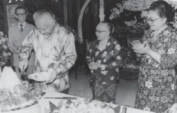 Momen Presiden Soeharto dan Ibu Tien memotong tumpeng saat merayakan HUT pernikahan di Jalan Cendana, Jakarta, Juni 1986, disaksikan ibu mertua dan Sumitro Djoyohadkusumo. (Sumber: ANRI, Setneg 634)