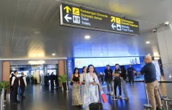 Suasana bandara saat pesawat jet komersial Garuda Indonesia mendarat perdana di Bandara Husein Sastranegara, Kota Bandung, Jumat 14 Agustus 2026. (Sumber: ayobandung.id | Foto: Irfan Al Faritsi)