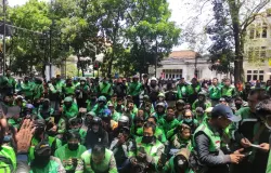 Pengemudi ojol sedang berkumpul di Balai Kota Bandung, beberapa waktu lalu. (Sumber: ayobandung.com | Foto: Muslim Yanuar Purta)