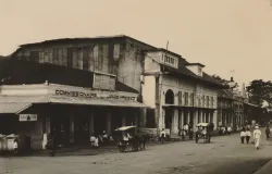 Toko De Vries, cikal bakal toserba modern di Bandung. (Sumber: KITLV)