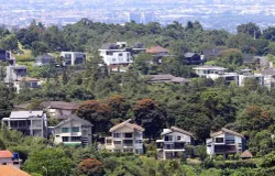 Kondisi kawasan resapan air yang beralih fungsi menjadi permukiman dan lahan pertanian di Kawasan Bandung Utara (KBU), Kabupaten Bandung, Rabu 7 Mei 2025. (Sumber: Ayobandung.com | Foto: Irfan Al-Faritsi)