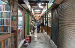 Kondisi Pasar Buku Palasari Bandung kini, terus bertahan di tengfah gempuran perubahan zaman. (Sumber: Ayobandung | Foto: Mildan Abdalloh)