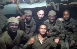 Muhammad Rio (tengah), mantan polisi Indonesia yang menjadi tentara bayaran di Rusia berfoto bersama kesatuannya.