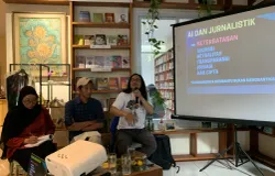 Menurut Ketua Bidang Internet AJI Indonesia, Adi Marsiela, kemajuan AI saat ini menyimpan potensi bahaya yang sistematis. (Sumber: ayobandung.id | Foto: Halwa Raudhatul)