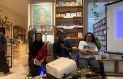 Kholikul Alim dari Jaring.id dalam diskusi “Mempertanyakan Kecerdasan Buatan” di Perpustakaan Bunga di Tembok, Bandung pada (31/1/26). (Sumber: ayobandung.id | Foto: Halwa Raudhatul)