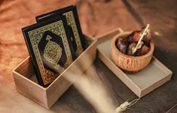 Alquran dan kurma. (Sumber: Unsplash | Foto: Masjid Pogung Dalangan)