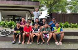 Anak-anak bermain di Alun-alun Cicendo yang kondisinya memprihatinkan karena tidak dirawat. (Sumber: ayobandung.id | Foto: Ilham Maulana)