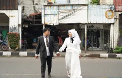Pasangan yang akan menikah melakukan sesi foto prewedding di Jalan ABC, Kota Bandung. (Sumber: ayobandung.id | Foto: Ilham Maulana)