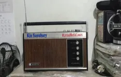 Radio transistor jadul milik Kin Sanubary, yang dipakai mendengarkan Dongeng Sunda sejak era tahun 90-an. (Sumber: Dokumentasi Penulis | Foto: Kin Sanubary)