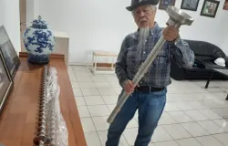 Hendro Wangsanegara, industrialis dan pendiri PT Pudak sedang menunjukkan komponen machining pesanan PT Kapal Api (Sumber: dokpri | Foto: Totok Siswantara)