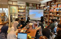 Diskusi publik yang digelar AJI, WALHI dan Trend Asia di Perpustakaan Bunga di Tembok, Bandung, pada 9 Februari 2026. (Sumber: ayobandung.id | Foto: Ilham Maulana)