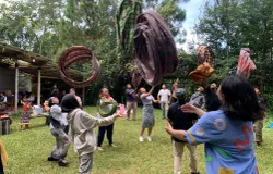 Partisipan Pangan Centil bermain babalunan sarung. (Sumber: ayobandung.id | Foto: Halwa Raudhatul)