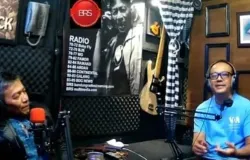 Kin Sanubary, saat mengisi acara bincang ringan Radio Bandung jaman dulu di sebuah stasiun radio. (Sumber: Dokumentasi Penulis)