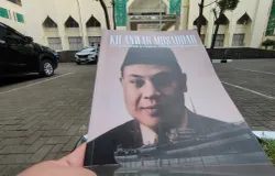 Cover buku KH. Anwar Musaddad: Ketua Kokesin dan Pendiri Hizbullah Priangan karya Iip D. Yahya, terbitan Lakpesdam PWNU Jawa Barat (2025). (Sumber: Istimewa | Foto: IBN GHIFARIE)