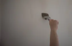 Ilustrasi melabur rumah dengan batu kapur atau gamping. (Sumber: Pexels | Foto: Sergey Meshkov)