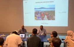 Geografiwan kawakan T Bachtiar di Bandung Review #006. (Sumber: ayobandung.id | Foto: Ilham Maulana)