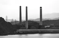 Ilustrasi PLTU, bagi warga sekitar, cerobong itu adalah penanda perubahan yang tidak mereka minta. (Sumber: Unsplash | Foto: Marek Piwnicki)