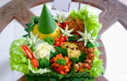 Ilustrasi Tumpeng, Masakan Khas Indonesia yang Memiliki Banyak Filosofi. (Sumber: Unsplash | Foto: Inna Safa)