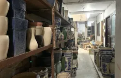 Deretan keramik Haji Oma yang siap untuk dijual. (Sumber: ayobandung.id | Foto: Halwa Raudhatul)