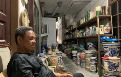 Dikdik Gumilar meneruskan usaha ayahnya sebagai pembuat keramik yang terkenal dengan sebutan Keramik Haji Oma. (Sumber: ayobandung.id | Foto: Halwa Raudhatul)