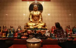 Pembersihan patung dewa di Vihara Dharma Ramsi, Gang Ibu Aisah, Jalan Cibadak, Kota Bandung (Sumber: Ayobandung.com | Foto: Irfan Al-Faritsi)