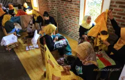 Pelatihan membatik untuk pelaku Industri Kecil Menengah (IKM) di Rumah Batik Komar. (Sumber: Ayobandung.com | Foto: Irfan Al-Faritsi))