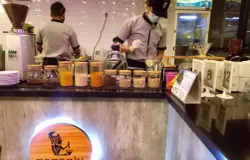 Ilustrasi kafe jamu Acaraki yang menyuguhkan gaya hidup yang berakar pada warisan budaya Nusantara dan prospek nutrisi fiungsisonal. (Sumber: Ayobandung.id | Foto: Eneng Reni Nuraisyah Jamil)