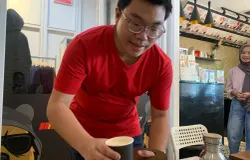 Calvin, salah satu peserta pelatihan Difabel Empowerment in a Cup di Kibi Kopi. (Sumber: ayobandung.id | Foto: Halwa Raudhatul)