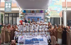 Ibu-ibu Yayasan An-Nisaa Bersama anak-anak yang akan dikhitan. (Sumber: Dokumentasi panitia khitanan massal)