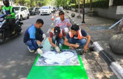 Pengecatan ulang garis jalur khusus sepeda di Jalan Perintis Kemerdekaan, Kota Bandung, Rabu 10 Juli 2024. (Sumber: Ayobandung.id | Foto: Irfan Al-Faritsi)