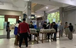Masjid Salman ITB menyiapkan sekitar 800 porsi berbuka setiap hari. (Sumber: ayobandung.id | Foto: Halwa Raudhatul)