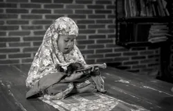Seorang anak sedang mengaji. (Sumber: Pixabay | Foto: Joko_Narimo)