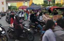 Pasar Takjil dadakan di Jalan Gading Tutuka, Kabupaten Bandung. (Sumber: Ayobandung.id)