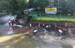 Petugas bersama masyarakat melakukan bersih-bersih Teras Cikapundung, Kota Bandung, Kamis 16 Mei 2024. (Sumber: ayobandung.id | Foto: Irfan Al Faritsi)