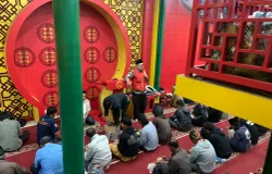 Suasana ramadan di Masjid Lauetze 2 di Jalan Tamblong, Kota Bandung. (Sumber: ayobandung.id | Foto: Halwa Raudhatul)