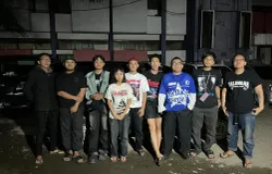 Anak-anak muda Sekeloa Selatan pelaku tradisi bangunin sahur. (Sumber: ayobandung.id | Foto: Ilham Maulana)