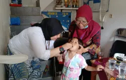 Kader kesehatan di Kelurahan Sukapura, Kecamatan Kiaracondong memberikan imunisasi untuk anak. (Sumber: ayobandung.id | Foto: Halwa Raudhatul)