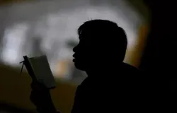 Seorang warga Bandung sedang membaca Alquran. (Sumber: Ayobandung.id | Foto: Irfan Al-Faritsi)