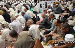 Umat Islam saat buka puasa dengan kurma, air zam zam dan roti di Masjidil Haram, Mekkah. (Sumber: Ayobandung.com | Foto: Irfan Al-Faritsi)